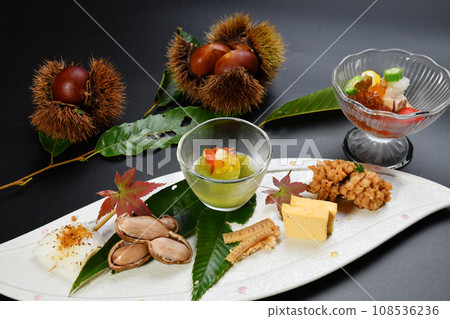 餐廳供應的日本料理:秋季開胃菜 餐廳供應的日本料理:秋季開胃菜 108536236