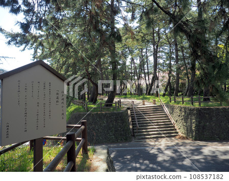 彎曲的松樹線是北九州市指定的史跡,保留長崎街道的遺跡。 彎曲的松樹線是北九州市指定的史跡,保留長崎街道的遺跡。 108537182
