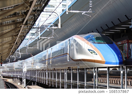 東京車站出發前的北陸新幹線 20 號月台 新幹線 E7 系列與 W7 系列列車 JR 東日本 東京千代田區丸之內 1 丁目 東京車站出發前的北陸新幹線 20 號月台 新幹線 E7 系列與 W7 系列列車 JR 東日本 東京千代田區丸之內 1 丁目 108537867
