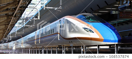 東京車站出發前的北陸新幹線 20 號月台 新幹線 E7 系列與 W7 系列列車 JR 東日本 東京千代田區丸之內 1 丁目 108537874