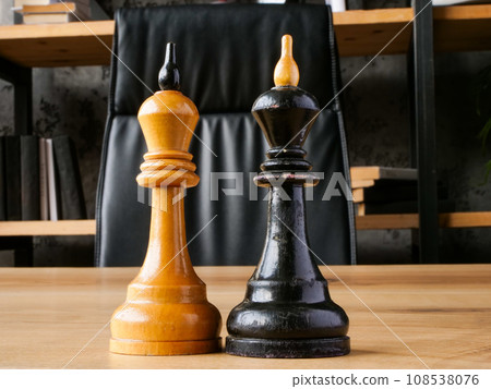 Two chess kings in the office as a symbol of leadership, rivalry and business negotiations. 108538076