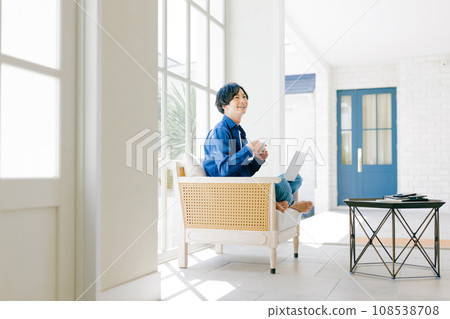 男人做遠程辦公 108538708