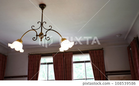 有窗戶的房間的照明 108539586