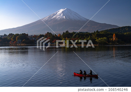 [Yamanashi Prefecture] Autumn view of Mt. Fuji and the shore of Lake Kawaguchi 108540246