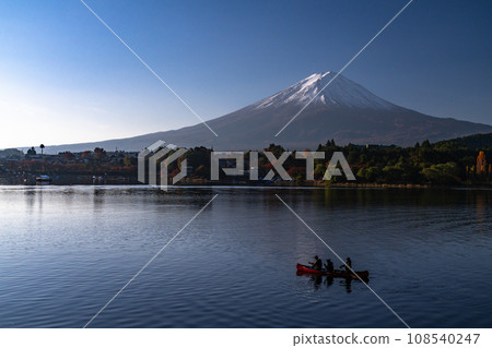 [Yamanashi Prefecture] Autumn view of Mt. Fuji and the shore of Lake Kawaguchi 108540247