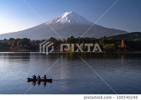 [山梨縣]富士山和河口湖畔的秋景 108540248