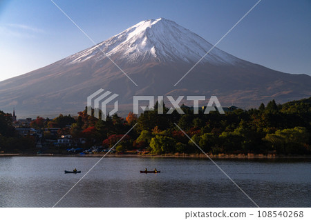 [Yamanashi Prefecture] Autumn view of Mt. Fuji and the shore of Lake Kawaguchi 108540268