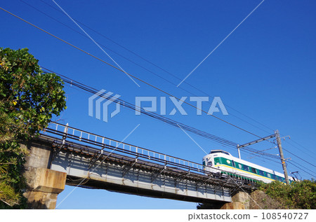 The sight of the 381 series train Yakumo, a limited express train painted in green revival colors, crossing the iron bridge. The sight of the 381 series train Yakumo, a limited express train painted in green revival colors, crossing the iron bridge. 108540727
