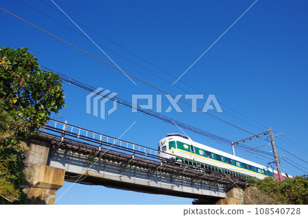 The sight of the 381 series train Yakumo, a limited express train painted in green revival colors, crossing the iron bridge. The sight of the 381 series train Yakumo, a limited express train painted in green revival colors, crossing the iron bridge. 108540728