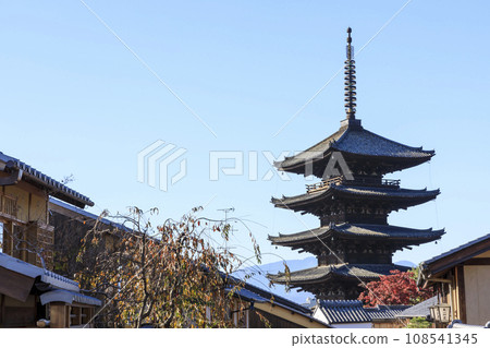 Yasaka Pagoda in autumn, Higashiyama Ward, Kyoto City Yasaka Pagoda in autumn, Higashiyama Ward, Kyoto City 108541345