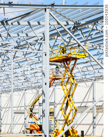 Steel frame structure assembly using self propelled scissor lift platform and articulating boom lift 108543836