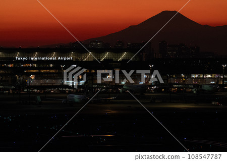 富士山、機場和飛機在晚上 富士山、機場和飛機在晚上 108547787