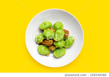 Kanom Krok Singapore, Pandans hot cake. Thai dessert Kanom Krok Singapore, Pandans hot cake. Thai dessert 108548366