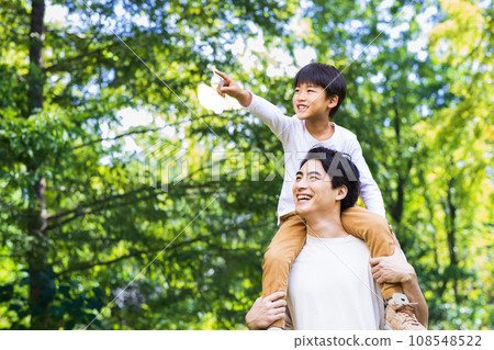 Parents walking in the park 108548522