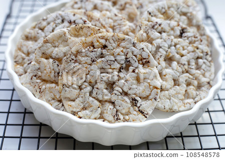 Round crispy rice crackers. Rice cakes Round crispy rice crackers. Rice cakes 108548578