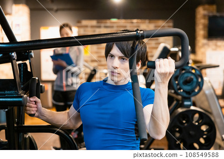 一名男子在健身房接受教練的指導 108549588