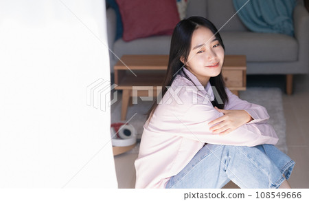 A smiling young woman who started living alone A smiling young woman who started living alone 108549666