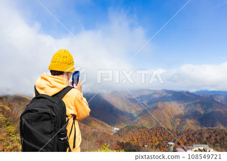 孩子用智慧型手機拍攝風景 108549721