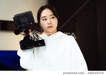 拍攝影片的年輕女子 108549758