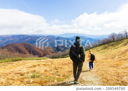 父母與孩子在秋葉谷川山上散步 108549780