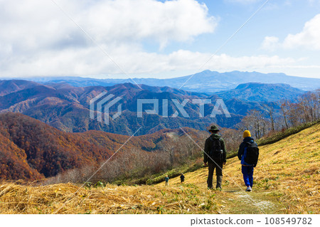 父母與孩子在秋葉谷川山上散步 108549782