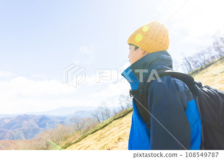孩子們在秋葉谷川山上行走 108549787