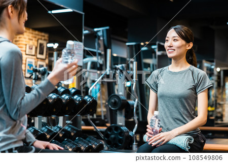 做在健身房的婦女水合作用 108549806
