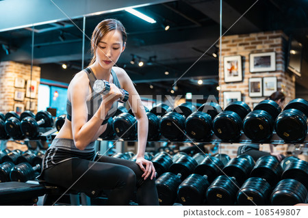 Woman training her arms at the fitness gym 108549807