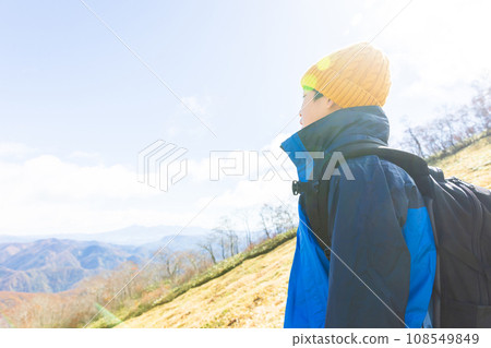 孩子們享受徒步旅行 108549849