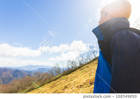 孩子們享受徒步旅行 108549850