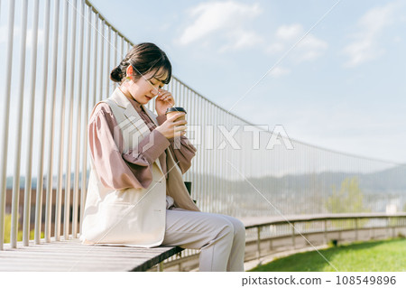 權力騷擾、產婦騷擾、性騷擾、壓力、困擾、人際關係、女商人在天台哭泣 108549896
