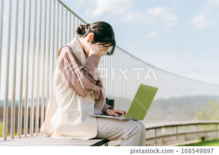 因網路誹謗、貼文、SNS 和人際關係而承受壓力的女性 因網路誹謗、貼文、SNS 和人際關係而承受壓力的女性 108549897