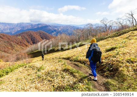 父母與孩子在秋葉谷川山上散步 108549914