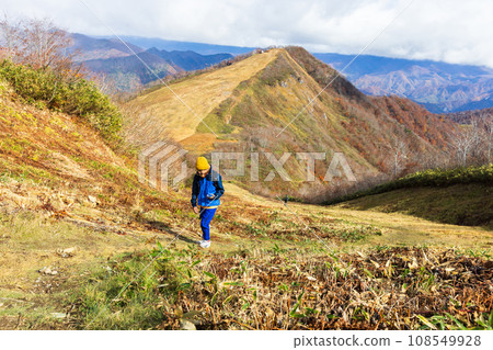 Children enjoying autumn hiking and photography Children enjoying autumn hiking and photography 108549928