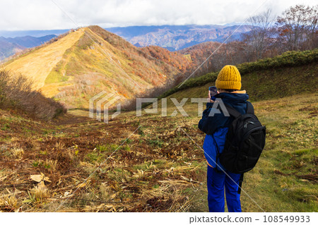 Children enjoying autumn hiking and photography Children enjoying autumn hiking and photography 108549933
