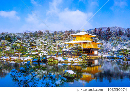 白雪皚皚的金色涼亭 108550074