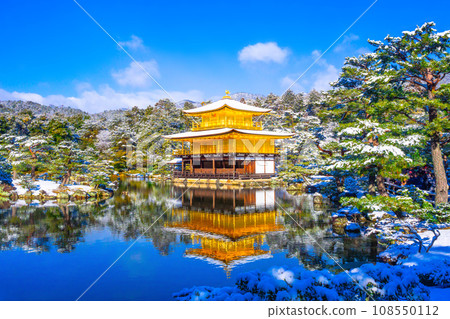 白雪皚皚的金色涼亭 108550112