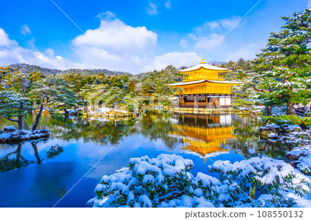 白雪皚皚的金色涼亭 108550132