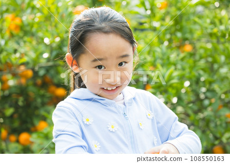 享受採摘橙子樂趣的女孩 108550163