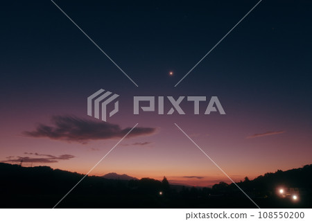 The morning star shining brilliantly in the dawning sky over Mt. Chigatake seen from Hakushu-cho, Hokuto City The morning star shining brilliantly in the dawning sky over Mt. Chigatake seen from Hakushu-cho, Hokuto City 108550200