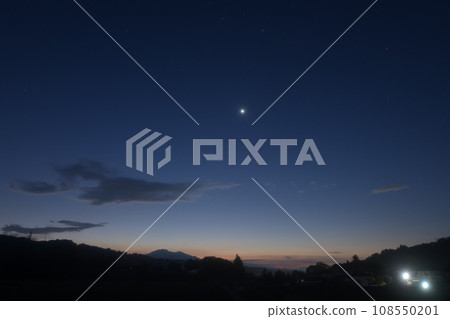 The morning star shining brilliantly in the dawning sky over Mt. Chigatake seen from Hakushu-cho, Hokuto City 108550201