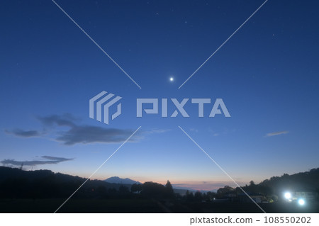 從北斗市白州町看到的茅山晨星在黎明的天空中閃閃發光 108550202