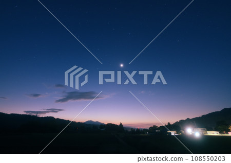 從北斗市白州町看到的茅山晨星在黎明的天空中閃閃發光 108550203