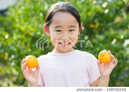 享受採摘橙子樂趣的女孩 108550248