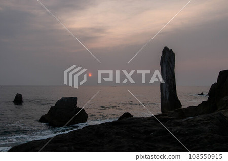 Oriishi, a tourist attraction in Karakuwa-cho, Kesennuma City, and the sunrise over the Pacific Ocean Oriishi, a tourist attraction in Karakuwa-cho, Kesennuma City, and the sunrise over the Pacific Ocean 108550915