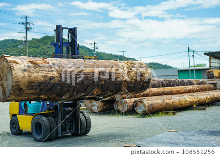 原木和堆高機 108551256