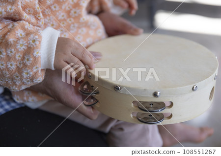 嬰兒的手觸摸樂器 嬰兒的手觸摸樂器 108551267