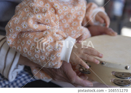 嬰兒的手觸摸樂器 嬰兒的手觸摸樂器 108551270