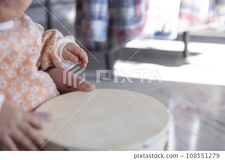 嬰兒的手觸摸樂器 嬰兒的手觸摸樂器 108551279