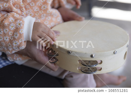 嬰兒的手觸摸樂器 嬰兒的手觸摸樂器 108551281